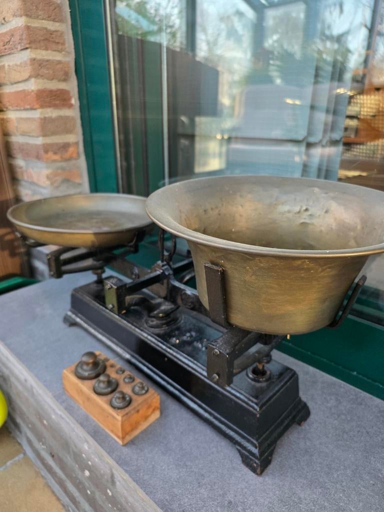 Oude weegschaal uit voedingswinkel, Ophalen