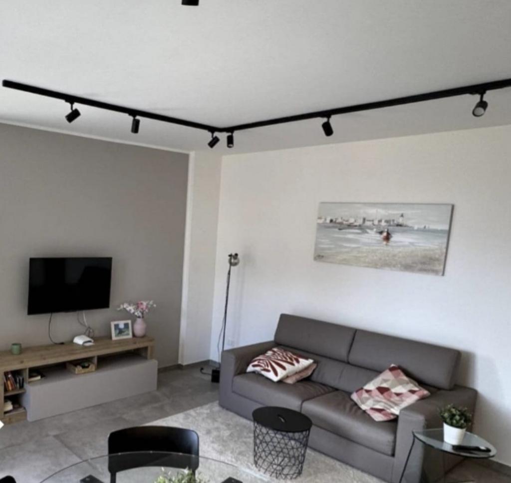 Zwarte rail met spots + hoekprofiel, Huis en Inrichting, Lampen | Spots, Zo goed als nieuw, Plafondspot of Wandspot, Metaal of Aluminium