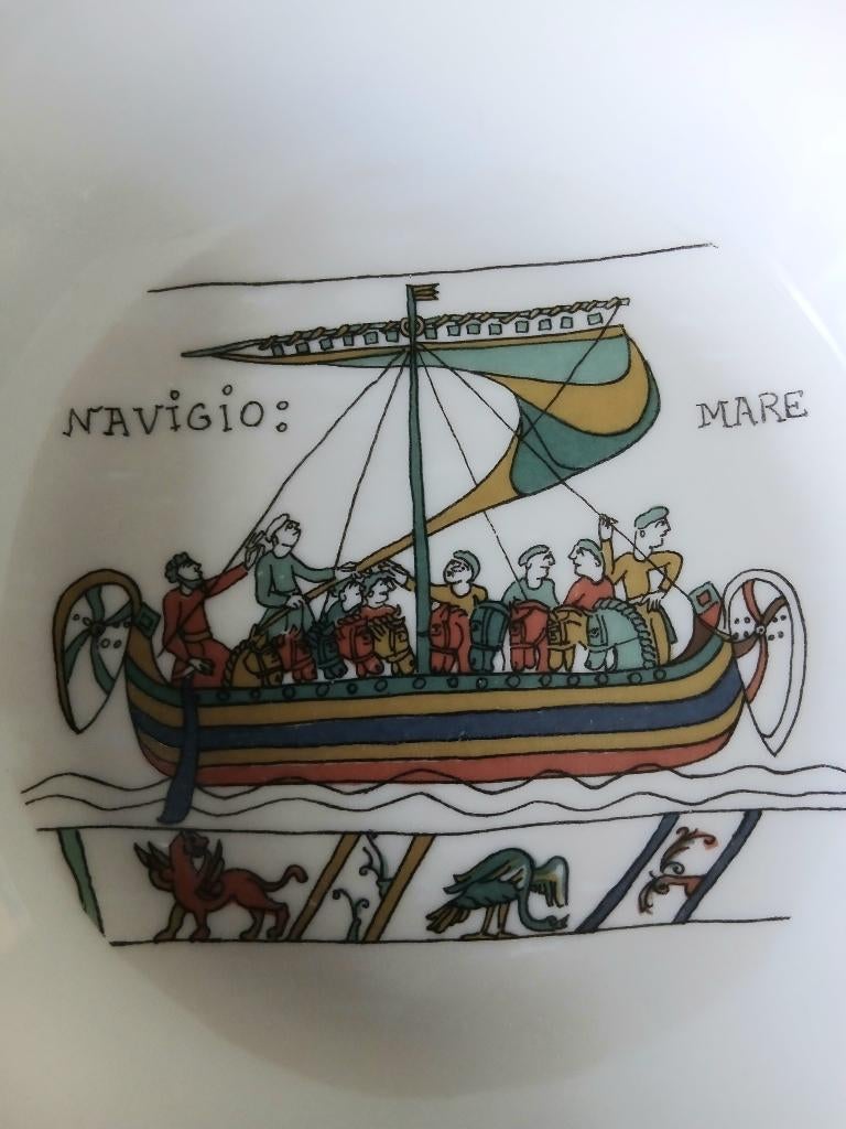 Limoges bordje met scène uit het tapijt van Bayeux, Verzamelen, Ophalen of Verzenden, Gebruikt, Porselein, Bord of Schaal