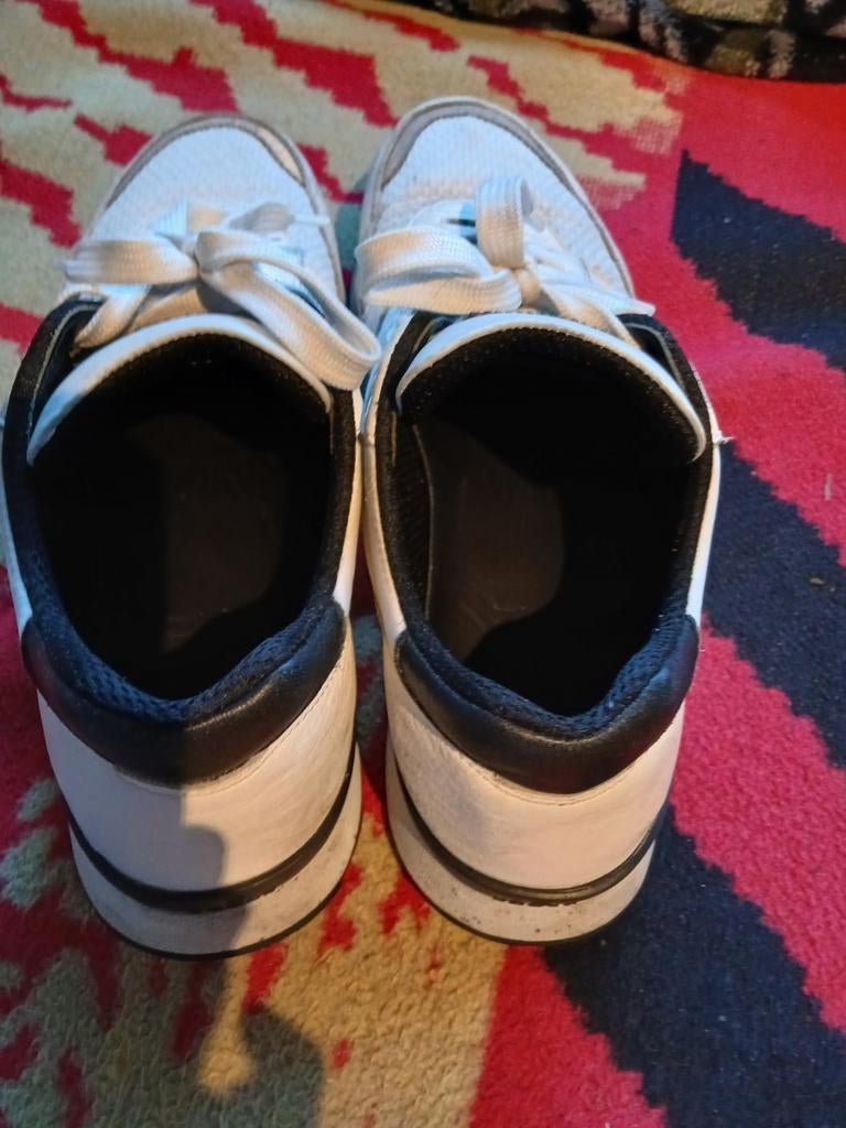 Ik verkoop deze paar schoenen merk Hogan witte met zwarte, Ophalen, Zo goed als nieuw, Wit, Sportschoenen