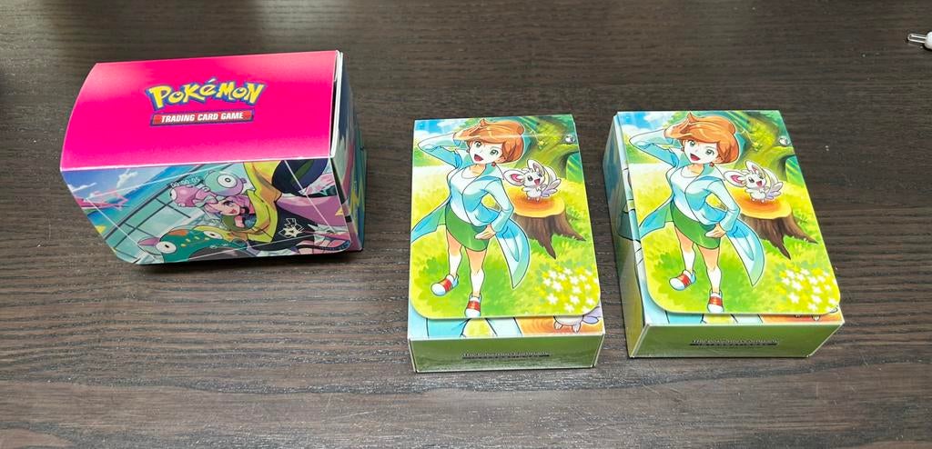 Gratis Pokémon deck boxen, Hobby en Vrije tijd, Ophalen of Verzenden, Zo goed als nieuw