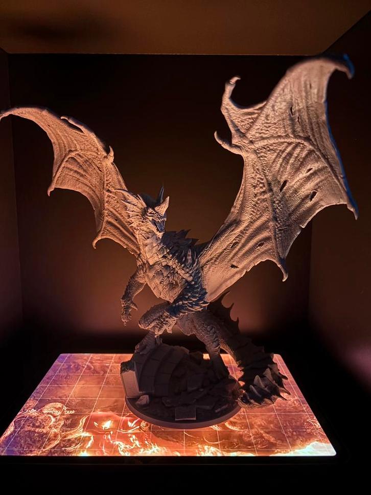 Epic Dragon Boss Miniature (10cm base) - Ready to paint, Hobby en Vrije tijd, Gezelschapsspellen | Bordspellen, Zo goed als nieuw
