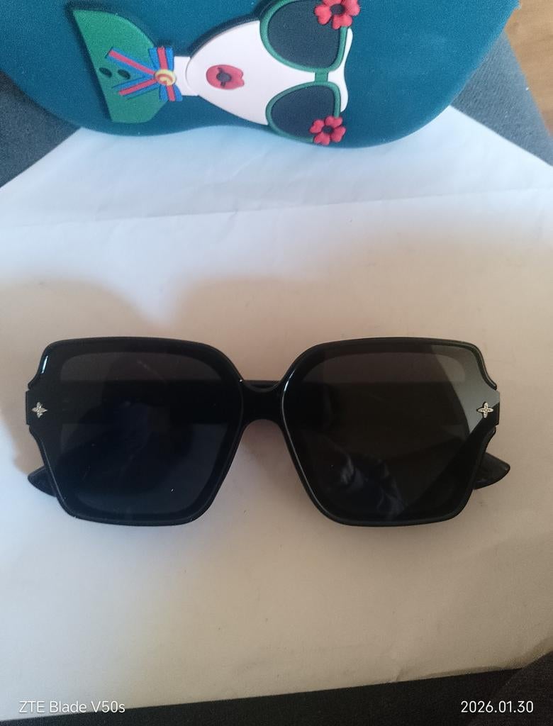 Lunettes de soleil avec étui en silicone, Envoi