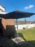 Grand parasol noir et pied beton, Comme neuf, Enlèvement, 2 à 3 mètres, Inclinable