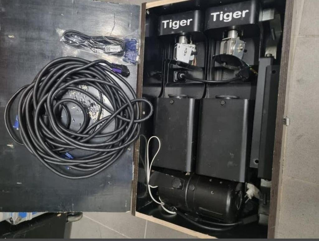 Tiger bewegende lichteffecten in flightcase., Ophalen