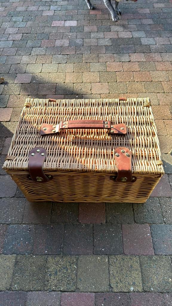 Picknickmand in riet, Ophalen, Zo goed als nieuw