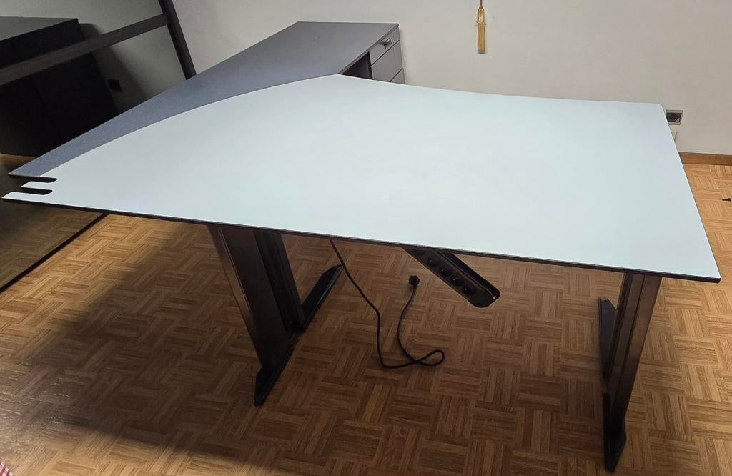 Hoekbureau Bulo, Enlèvement, Bureau d'angle