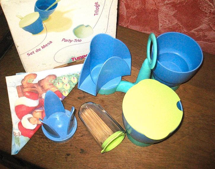 tupperware : trio de table génial de par son service, Maison & Meubles, Cuisine| Tupperware, Neuf, Bleu, Jaune, Vert, Enlèvement ou Envoi