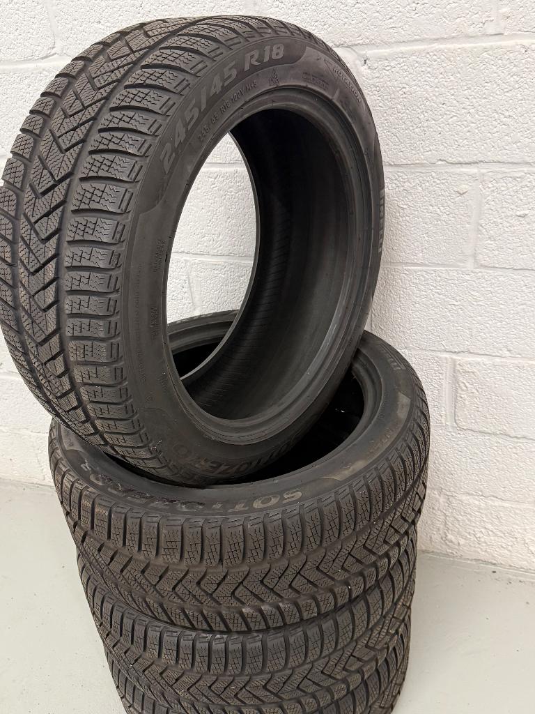 Pneus hiver Pireli 245/45 R18 100 V M&S, Autos : Pièces & Accessoires, Pneus & Jantes, Enlèvement, Utilisé, Pneus hiver, 245 mm