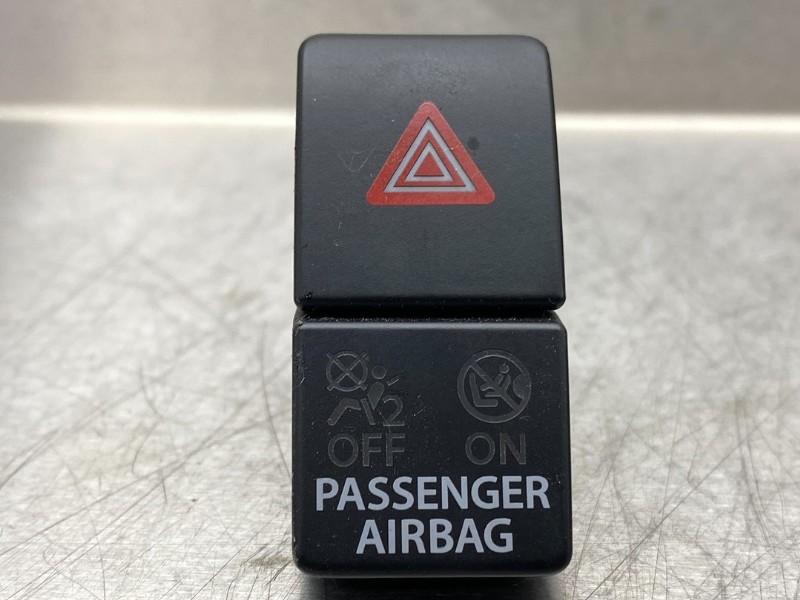 ALARMLICHTEN SCHAKELAAR Suzuki Celerio (LF) (01-2014/-), Auto-onderdelen, Gebruikt, Suzuki