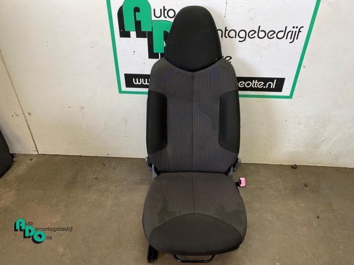 Siège droit d'un Toyota Aygo (Aygo 08-), Autos : Pièces & Accessoires, Habitacle & Garnissage, Toyota, Utilisé, 3 mois de garantie