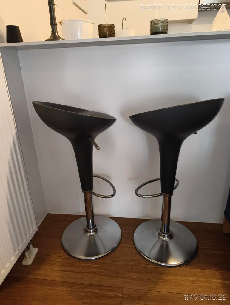 In hoogte verstelbare barkrukken, Ophalen