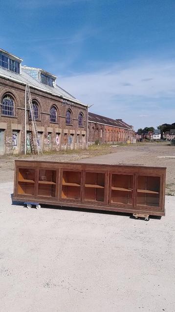 Houten vitrinekast of toonbank beschikbaar voor biedingen