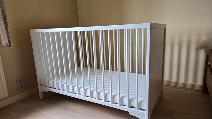 Wit babybed Ikea Solgul, Kinderen en Baby's, Kinderkamer | Bedden, Zo goed als nieuw, Ophalen