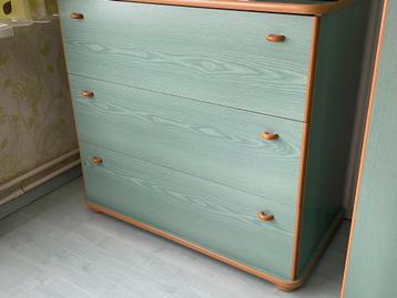 Kleerkast en commode beschikbaar voor biedingen