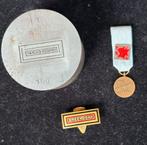 Set Breendonk 40-45 medaille + badge met matrix, Postzegels en Munten, Ophalen of Verzenden
