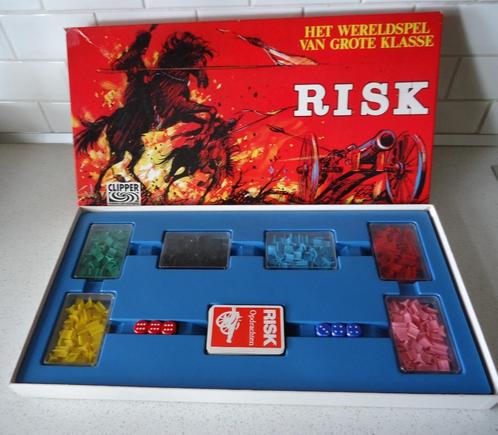 Vintage Risk "Rode Doos" in prima staat !, Hobby en Vrije tijd, Gezelschapsspellen | Bordspellen, Zo goed als nieuw, Een of twee spelers