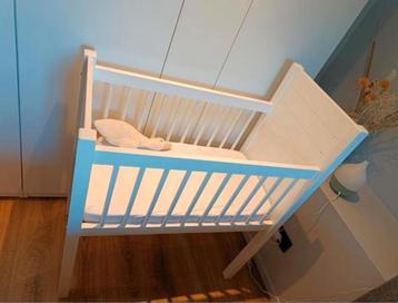 Babybedje inclusief matras en overtrekken beschikbaar voor biedingen