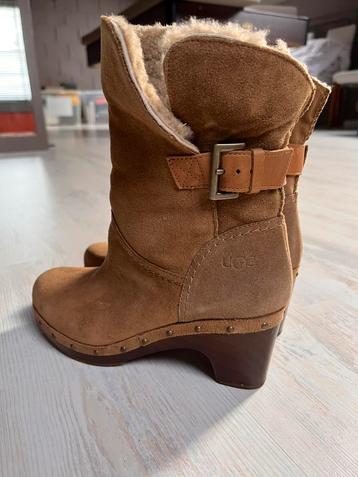Prachtige laarsjes daim UGG - maat 38, Kleding | Dames, Schoenen, Ophalen, Zo goed als nieuw