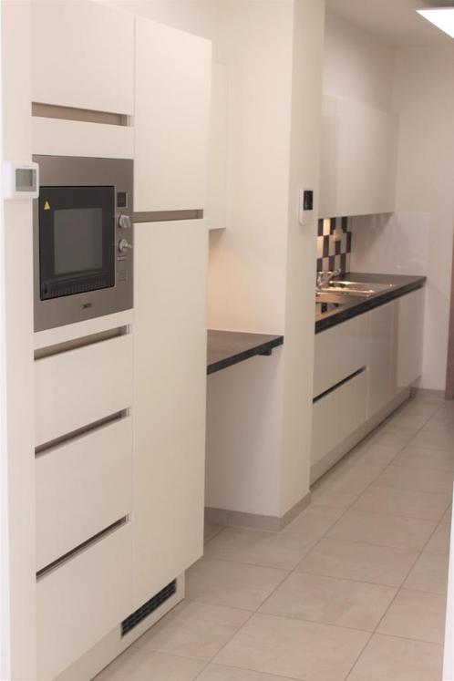 UNIEK: GERENOVEERD APPARTEMENT OOSTENDE TE HUUR OP JAARBASIS, Immo, Appartementen en Studio's te huur, Oostende, 50 m² of meer