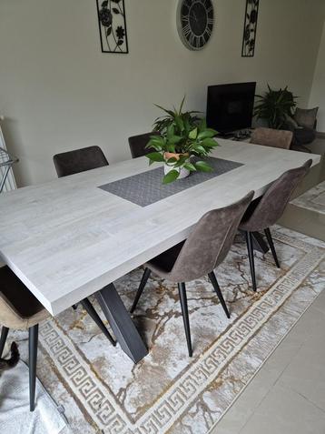 Eettafel, salontafel, tv kast… beschikbaar voor biedingen