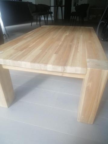 Belle table basse en bois robuste en bon état 