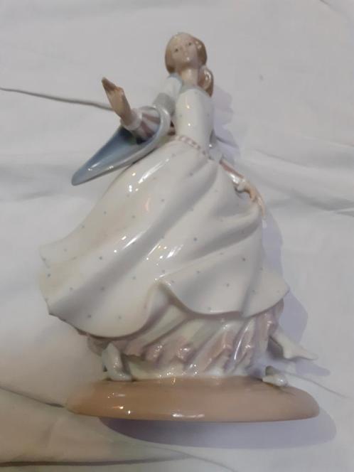 Lladro Cendrillon, Antiquités & Art, Antiquités | Porcelaine, Enlèvement ou Envoi