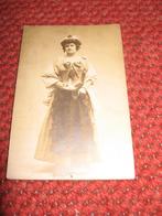 Oude fotokaart met een vintage dame..., Ophalen of Verzenden, Voor 1920, Ongelopen, Overige thema's