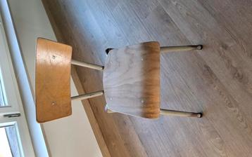 Vintage stoeltje voor lagere school kind beschikbaar voor biedingen