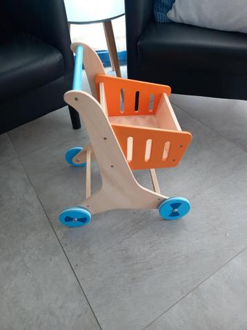 Houten winkelkar beschikbaar voor biedingen