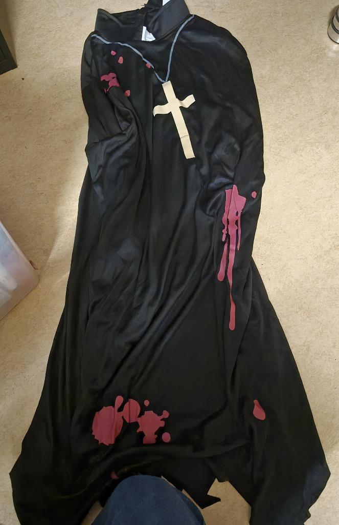 Halloween-priesterkostuum, one size fits all, Hobby en Vrije tijd, Feestartikelen, Zo goed als nieuw, Kostuum, Ophalen of Verzenden