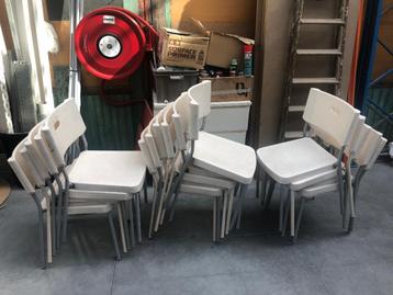 16 chaises empilables Ikea Herman en plastique blanc