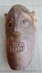 houten afrikaans masker en uit hout gesneden gezichtje, Enlèvement