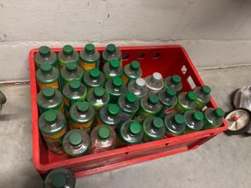 Gratis degelijke plastieken flessen met dop beschikbaar voor biedingen
