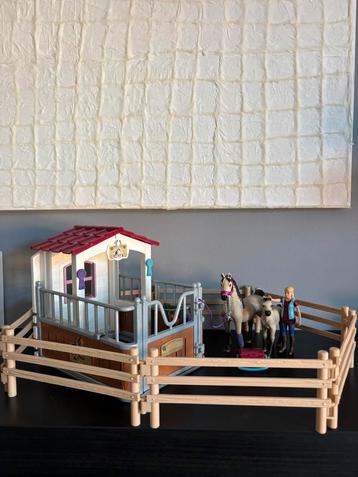 Schleich paardenbox met twee arabieren beschikbaar voor biedingen