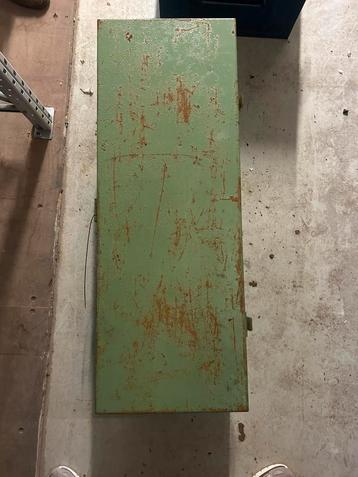 Metalen kisten beschikbaar voor biedingen