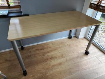 Tafel op wielen  beschikbaar voor biedingen