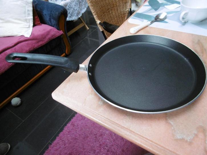 koekenpan als nieuw, Huis en Inrichting, Keuken | Potten en Pannen, Zo goed als nieuw, Koekenpan of Braadpan, Aluminium, Inductieplaat