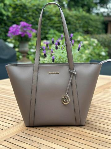 Sac à main Michael Kors - Beige  disponible aux enchères