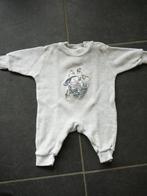 grijs pakje met een baby in een wiegje en met schaapjes, Kinderen en Baby's, Babykleding | Maat 56, Ophalen of Verzenden, Gebruikt