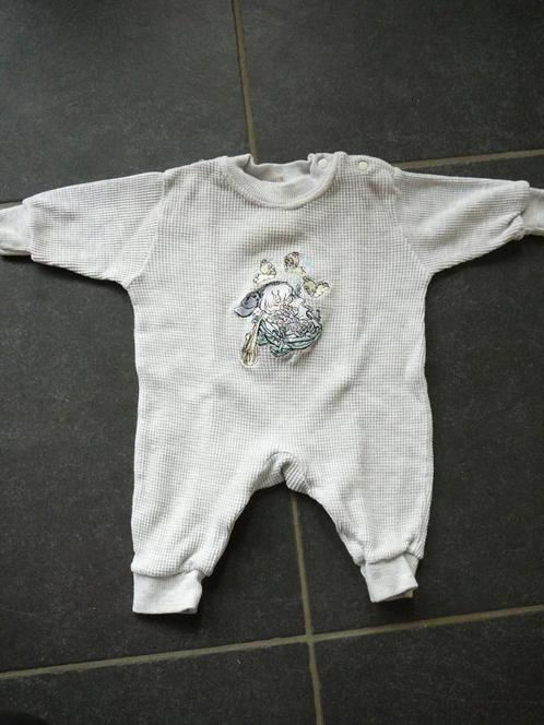 grijs pakje met een baby in een wiegje en met schaapjes, Kinderen en Baby's, Babykleding | Maat 56, Gebruikt, Jongetje of Meisje