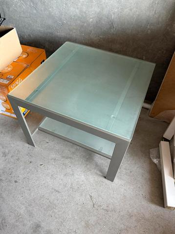 Salon tafel beschikbaar voor biedingen