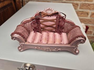 Vintage ringhouder- type zetel , bankje in roze kleur beschikbaar voor biedingen