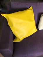Design kussen - aniline geverfd leer - 55x55 cm - limoengeel, Huis en Inrichting, Woonaccessoires | Kussens, Ophalen, Zo goed als nieuw