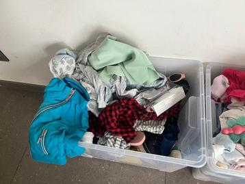 Bundel met allerlei kleren, schoenen, zonnebril enzovoort beschikbaar voor biedingen