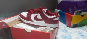 Nike dunk low maat 43 Team read beschikbaar voor biedingen