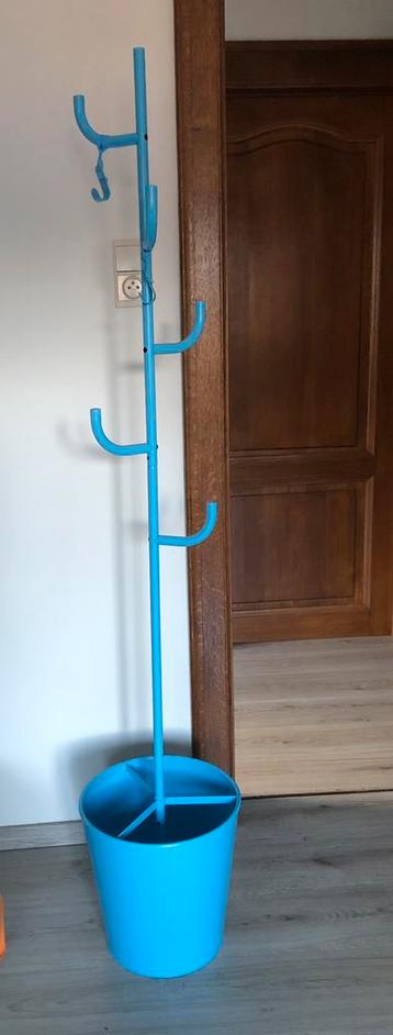 Lichtblauwe kapstok beschikbaar voor biedingen