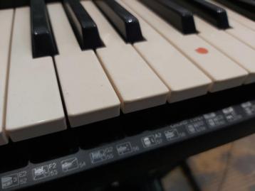 Yamaha PSR-340 draagbaar keyboard + zitbank + X-frame disponible aux enchères