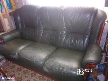 bank van leer en gelakt hout beschikbaar voor biedingen