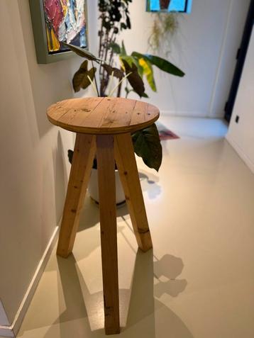 Hoge houten kruk voor bloemen / vazen op te plaatsen beschikbaar voor biedingen